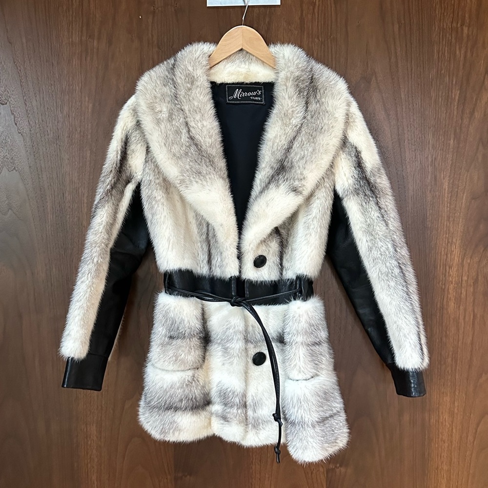 Mirrows fur coat w leather details and silk lining